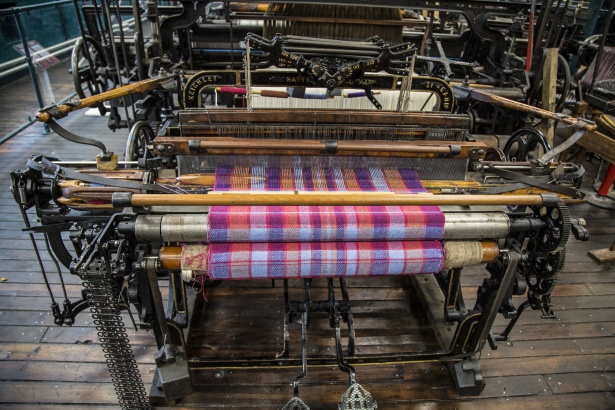 Minister vows to extend support to textile industry