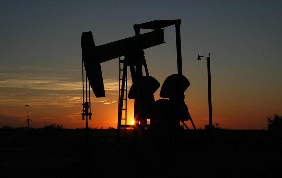 Saudi Arabia's Price Cuts Trigger 1% Drop in Global Oil Prices